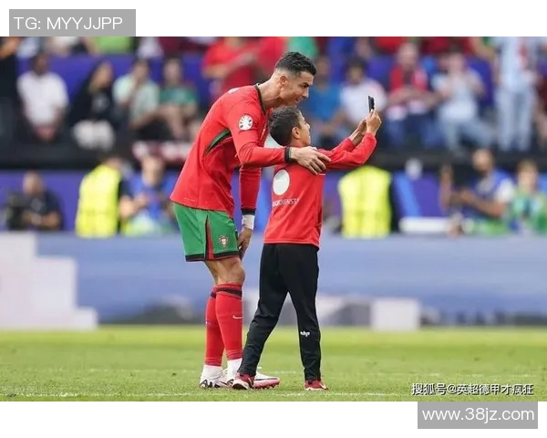 欧冠赛场惊现奇葩事件球迷冲入场内强夺C罗球衣 欧冠赛场惊现奇葩事件球迷冲入场内强夺C罗球衣