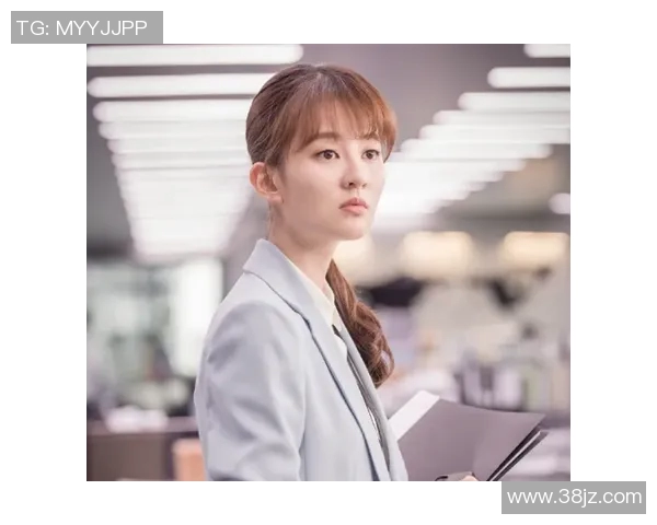 女主作为足球明星的助理在职场与爱情中双重追逐的成长故事